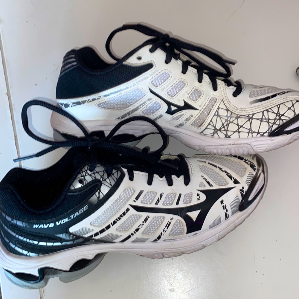 Black and white women’s Mizuno volleyball shoes size 8